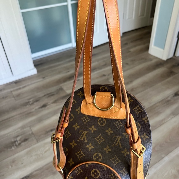 Louis Vuitton back pack like new - Picture 5 of 7